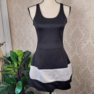 Boulee Size 4 Black and White Sleeveless fit and Flare Dress Scoop Neck